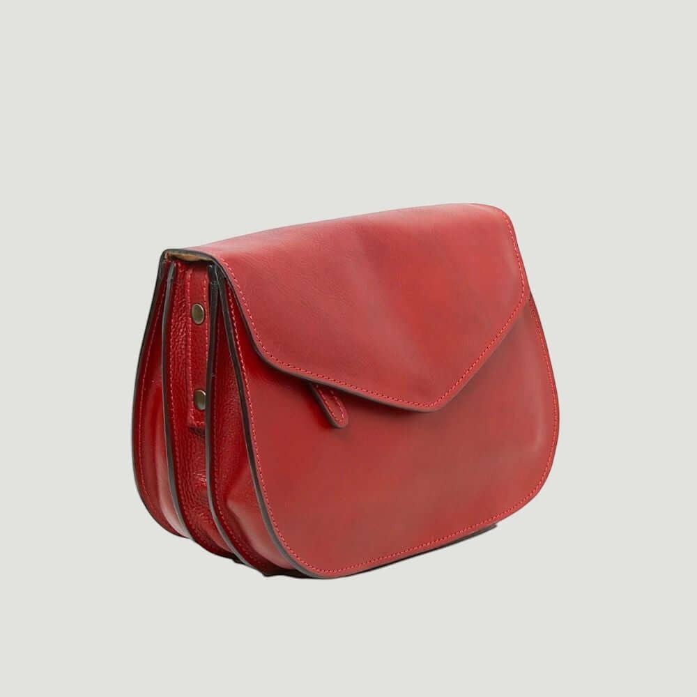 Borsa tracolla piccola in pelle rossa con patta e lato sagomato