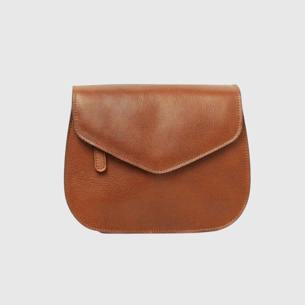 Borsa a tracolla in pelle piccola marrone con patta e chiusura a bordo
