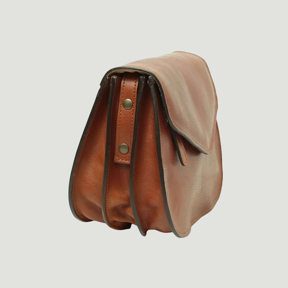 Borsa a tracolla in pelle piccola marrone vista laterale con cinturino e fibbie