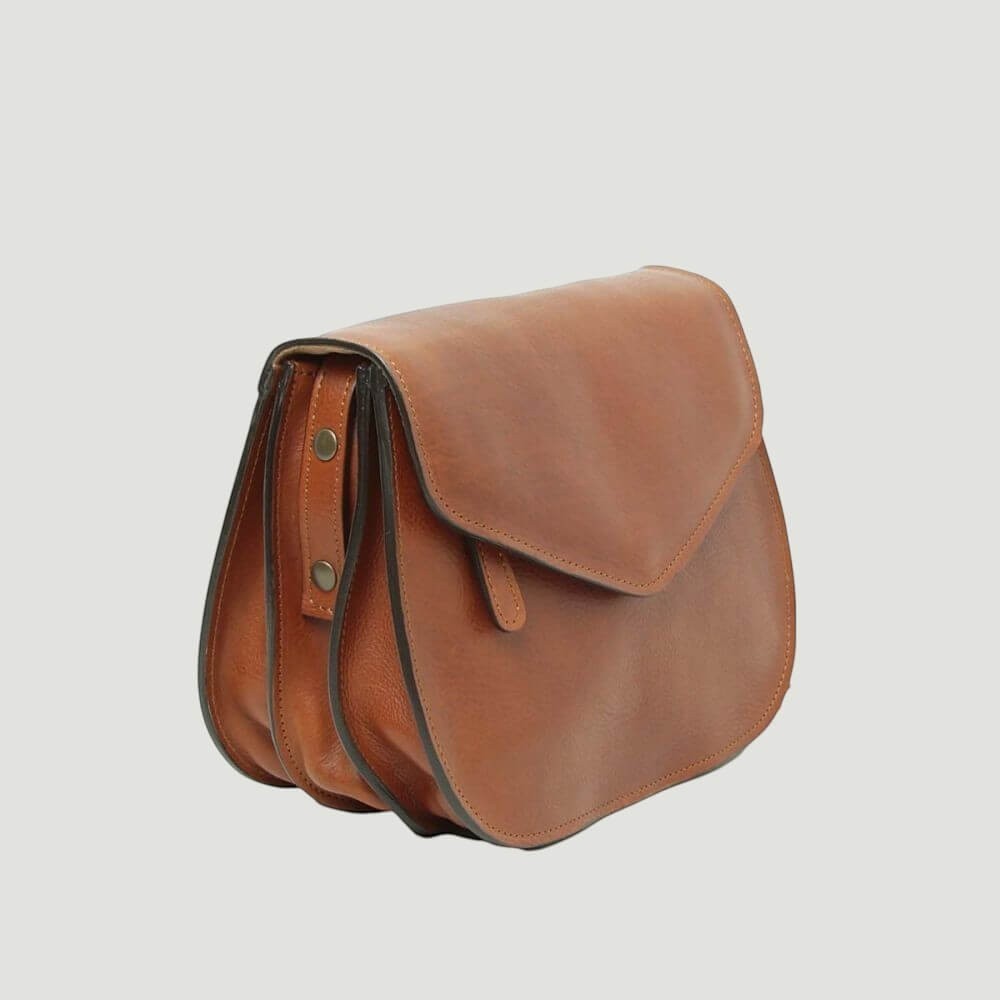 Borsa a tracolla in pelle piccola marrone vista laterale, patta arrotondata e bordo