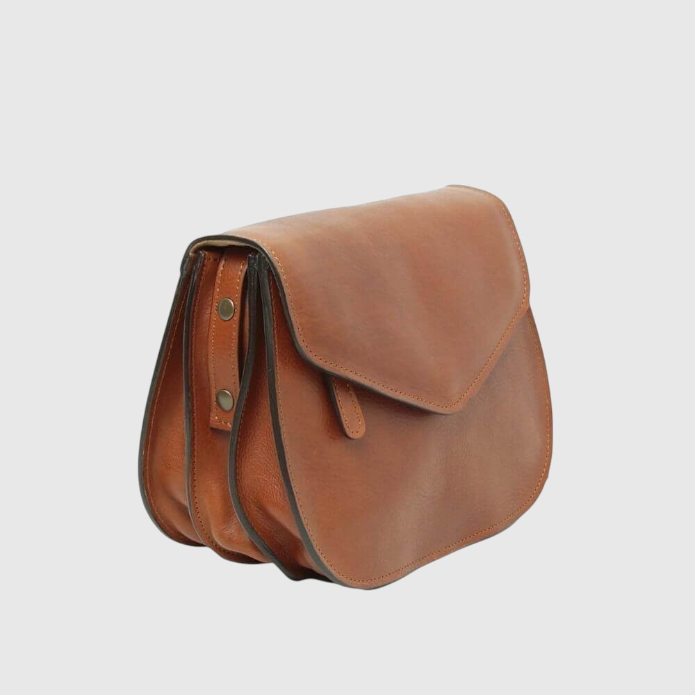 Borsa a tracolla in pelle piccola marrone vista laterale, patta arrotondata e bordo