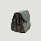 Borsa a tracolla in vitello fiore marrone scuro con patta e bottoni dorati