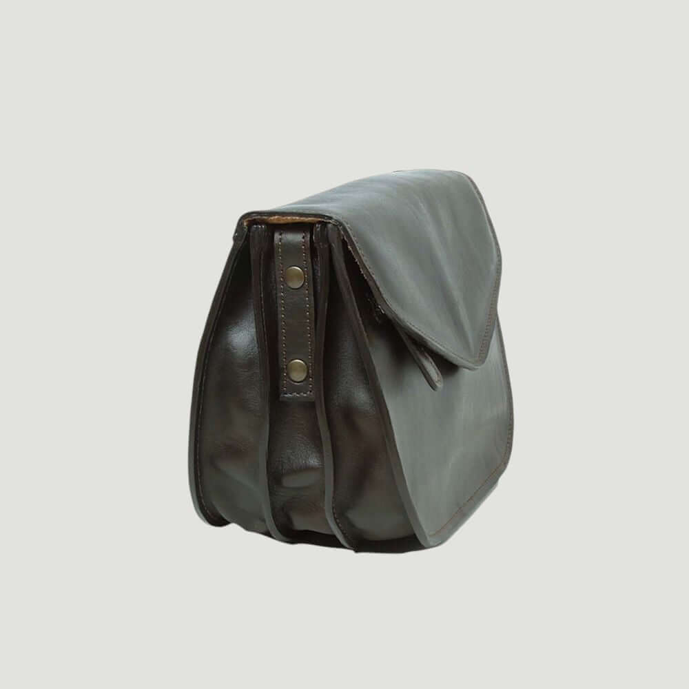 Borsa a tracolla in vitello fiore marrone scuro con patta e bottoni dorati