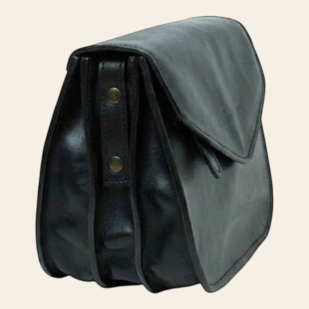 Borsa a tracolla nera Old Angler, lato con patta e bottoni metallici