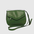 Borsa a tracolla verde in pelle con patta e tracolla