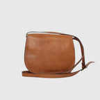 Borsa a tracolla in pelle cuoio, vista frontale con superficie liscia e tracolla.
