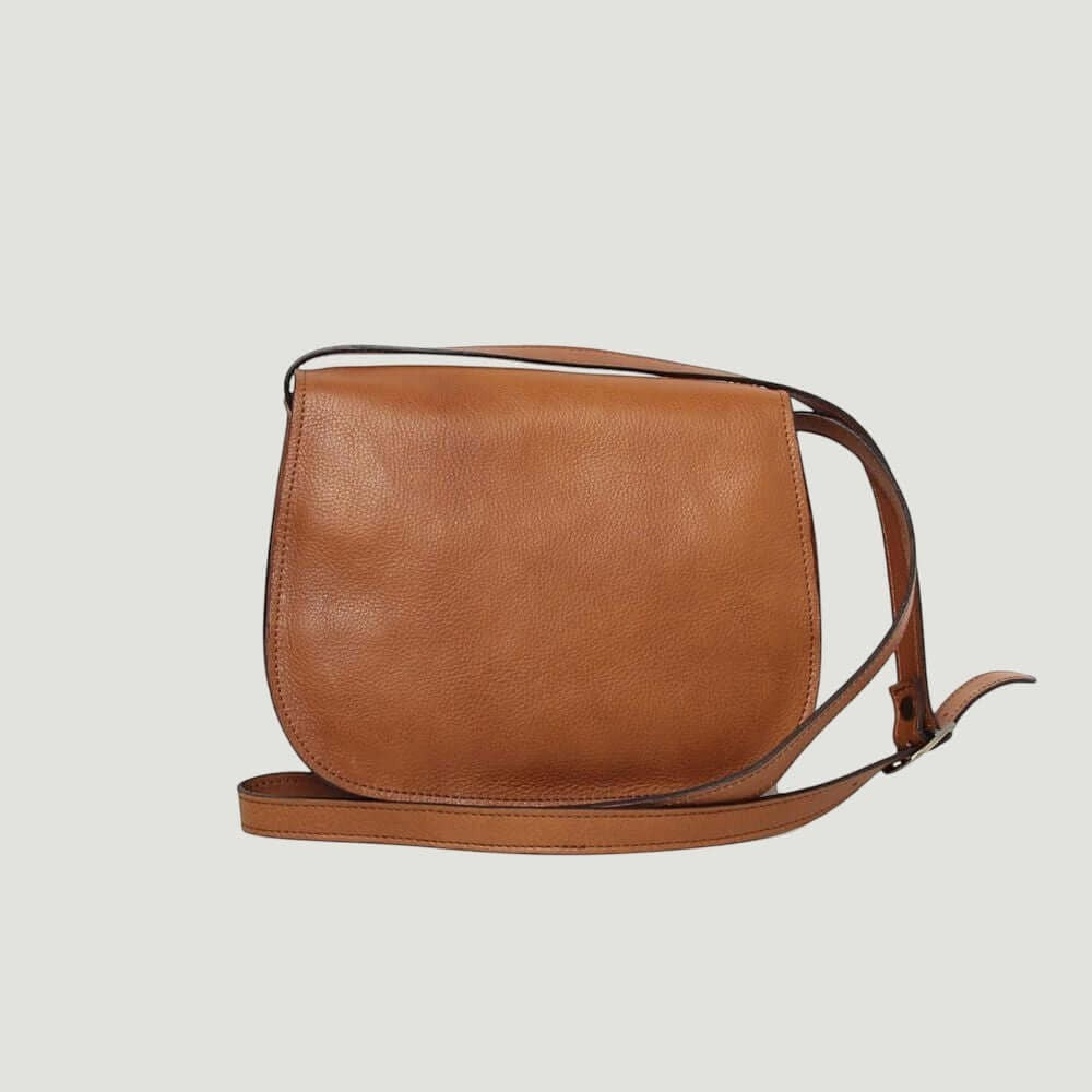 Borsa a tracolla in pelle cuoio, vista frontale con superficie liscia e tracolla.