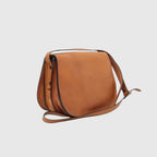 Borsa a tracolla in pelle cuoio con manico lungo e fibbia, vista laterale.