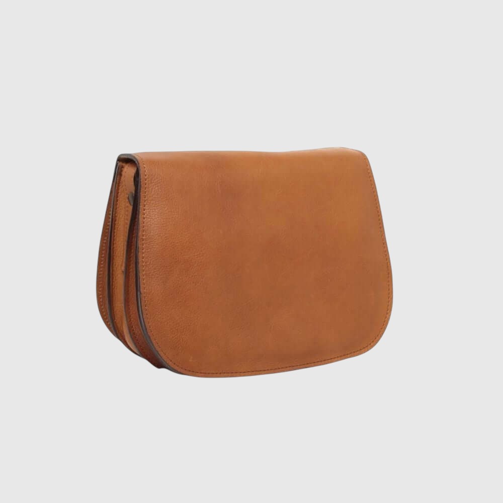 Borsa a tracolla in pelle cuoio, forma arrotondata con patta e bordo cucito.