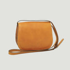 Borsa a tracolla in pelle ocra sagomata con tracolla in pelle e cuciture visibili