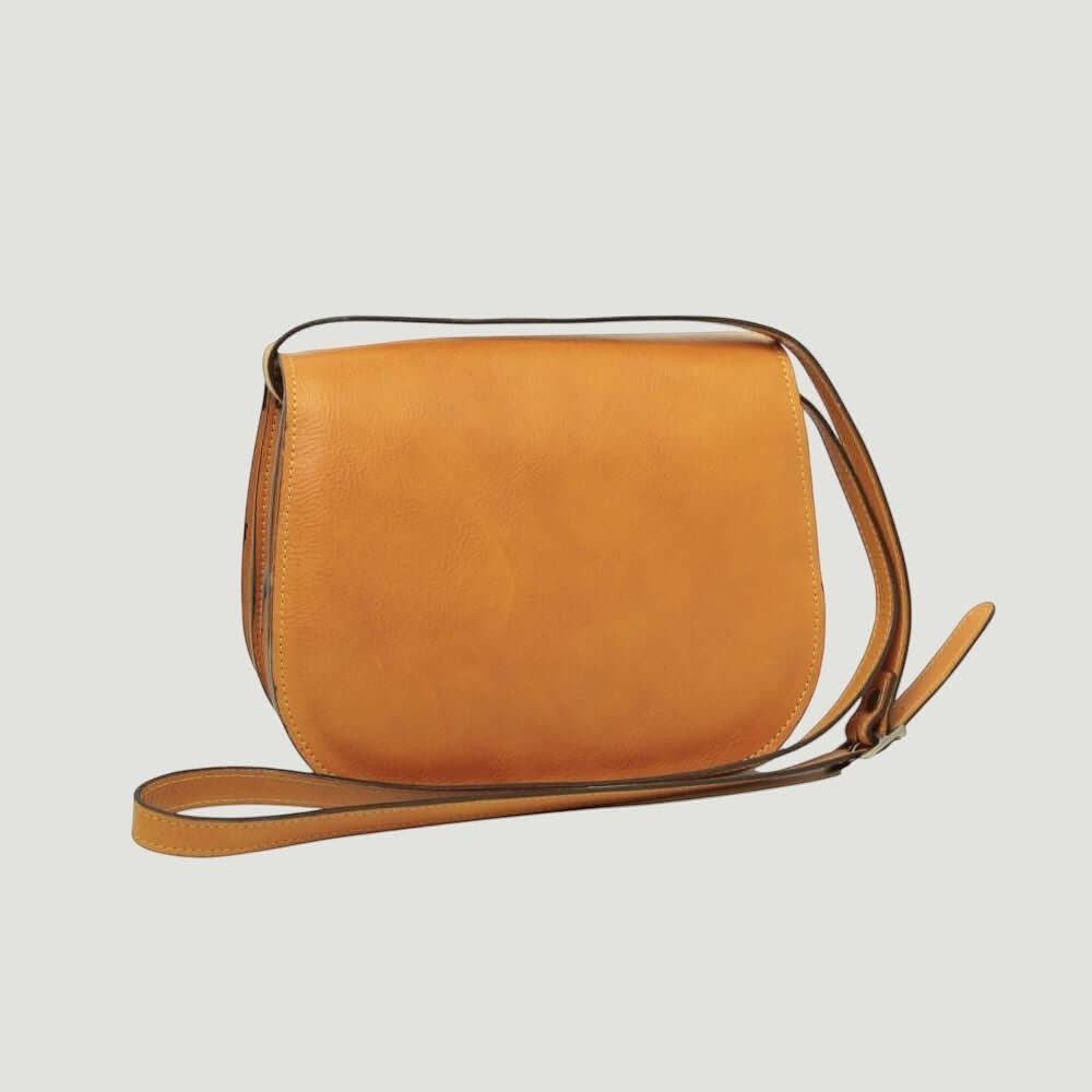 Borsa a tracolla in pelle ocra sagomata con tracolla in pelle e cuciture visibili