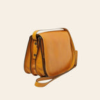 Borsa a tracolla in pelle ocra Old Angler vista laterale, patta e cinghia con fibbia