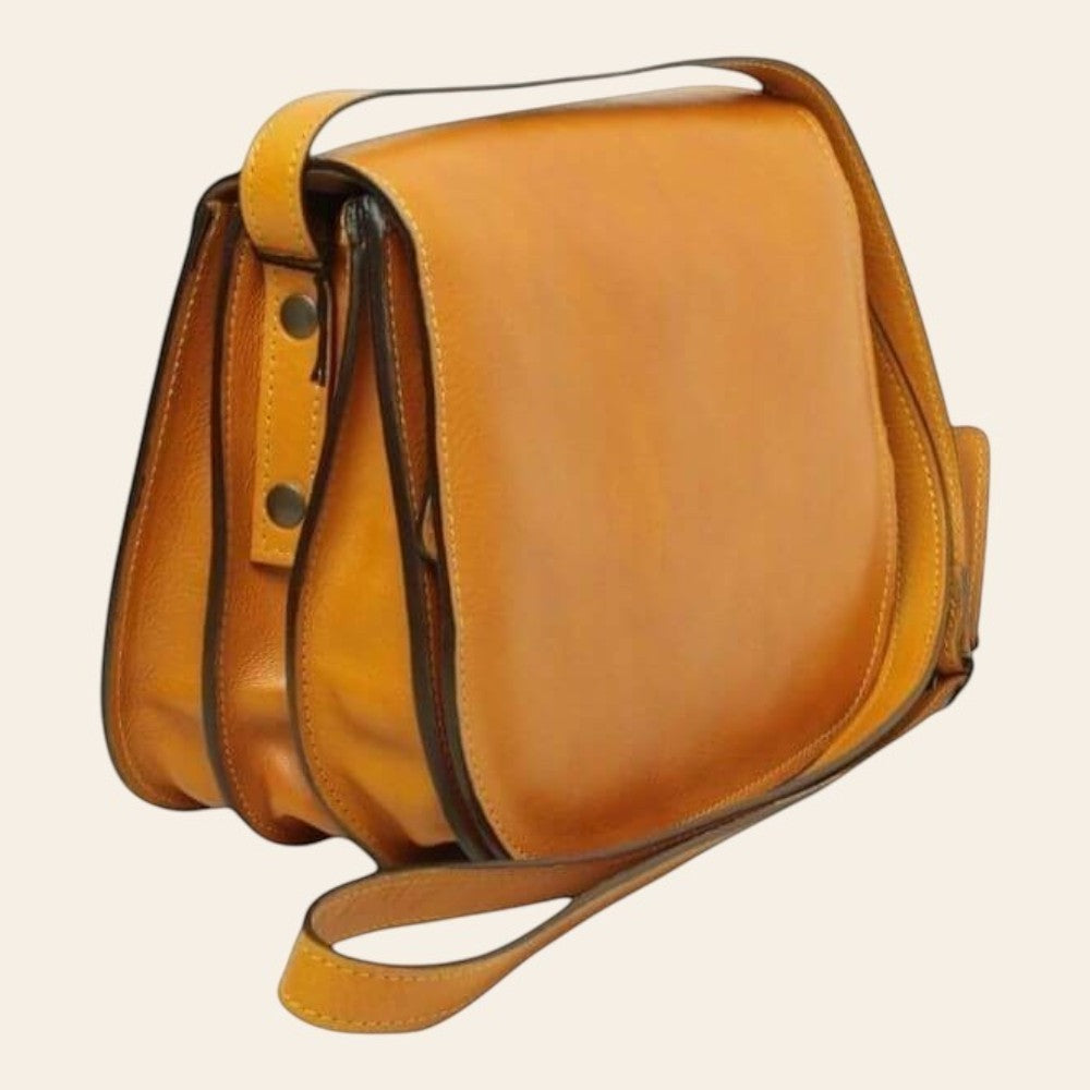 Borsa a tracolla in pelle ocra Old Angler vista laterale, patta e cinghia con fibbia