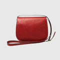 Borsa a tracolla rossa in pelle con patta superiore e cinturino passante