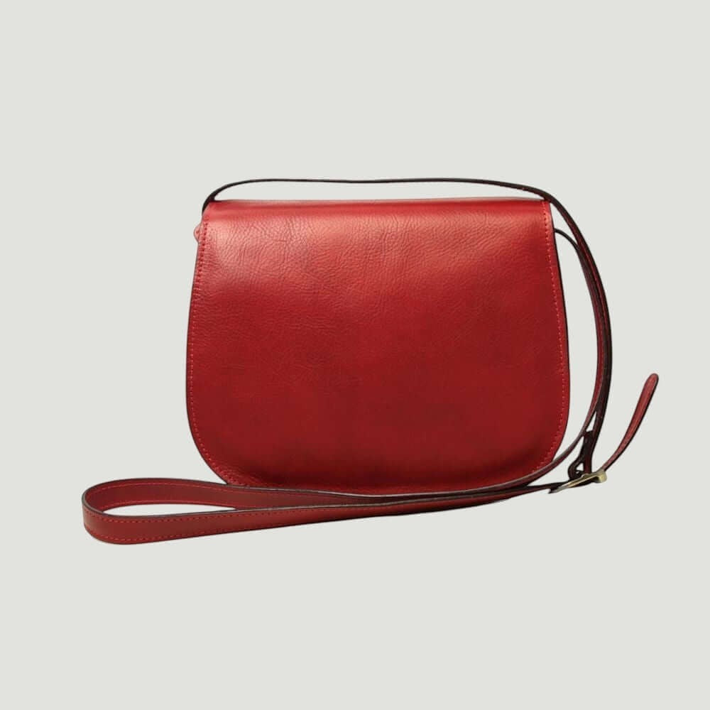 Borsa a tracolla rossa in pelle con patta superiore e cinturino passante