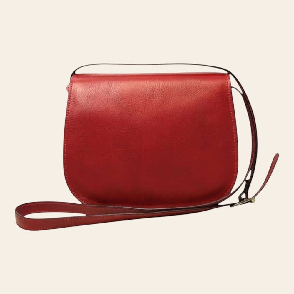 Borsa a tracolla in pelle rossa con patta superiore e tracolla piatta