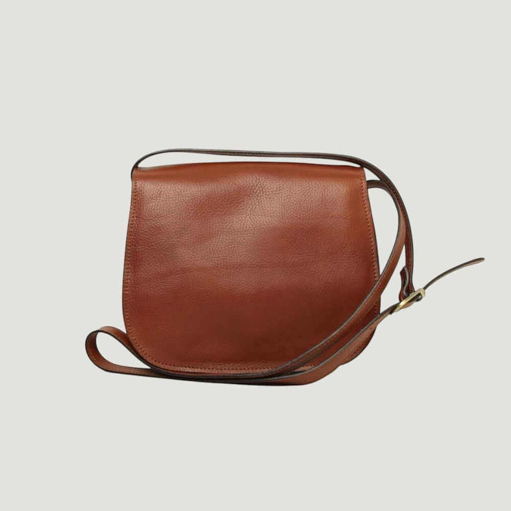 Borsa a tracolla in pelle teak con tracolla lunga e tasca frontale a zip.