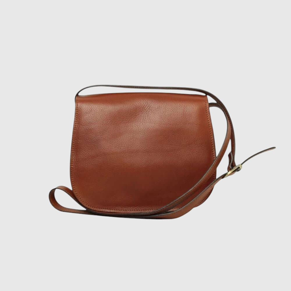 Borsa a tracolla in pelle teak con tracolla lunga e tasca frontale a zip.