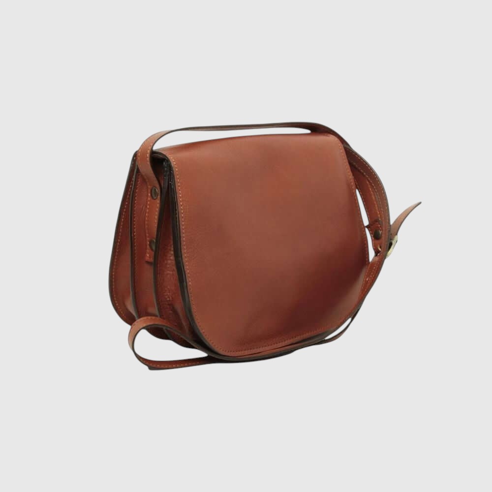 Borsa a tracolla in pelle teak con pattina arrotondata e doppia fibbia laterale.