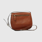 Borsa a tracolla in pelle teak con chiusura superiore a zip e tracolla lunga.