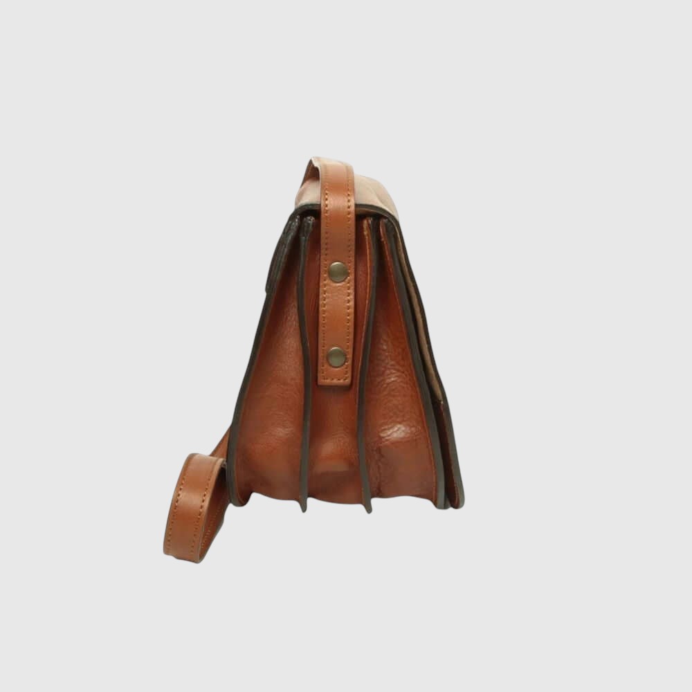 Borsa a tracolla in pelle teak con pattina frontale e fibbie decorative in metallo.