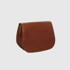 Borsa a tracolla in pelle color teak, forma a sacchetto con pattina frontale.