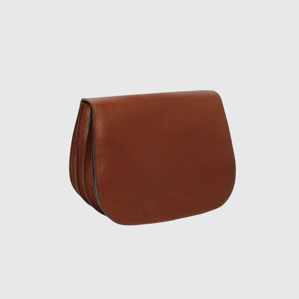 Borsa a tracolla in pelle color teak, forma a sacchetto con pattina frontale.