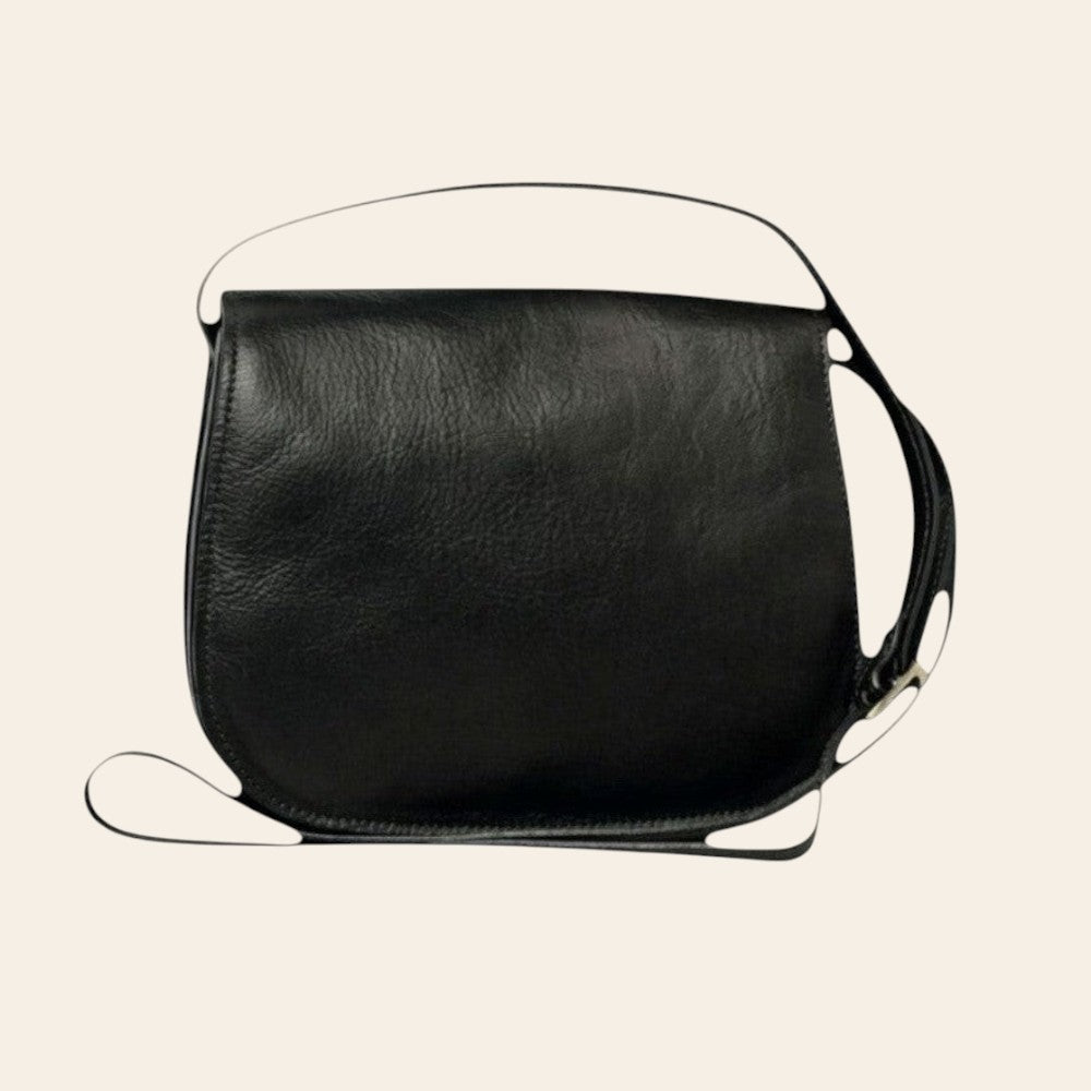 Borsa a tracolla in pelle nera con patta frontale e tracolla singola