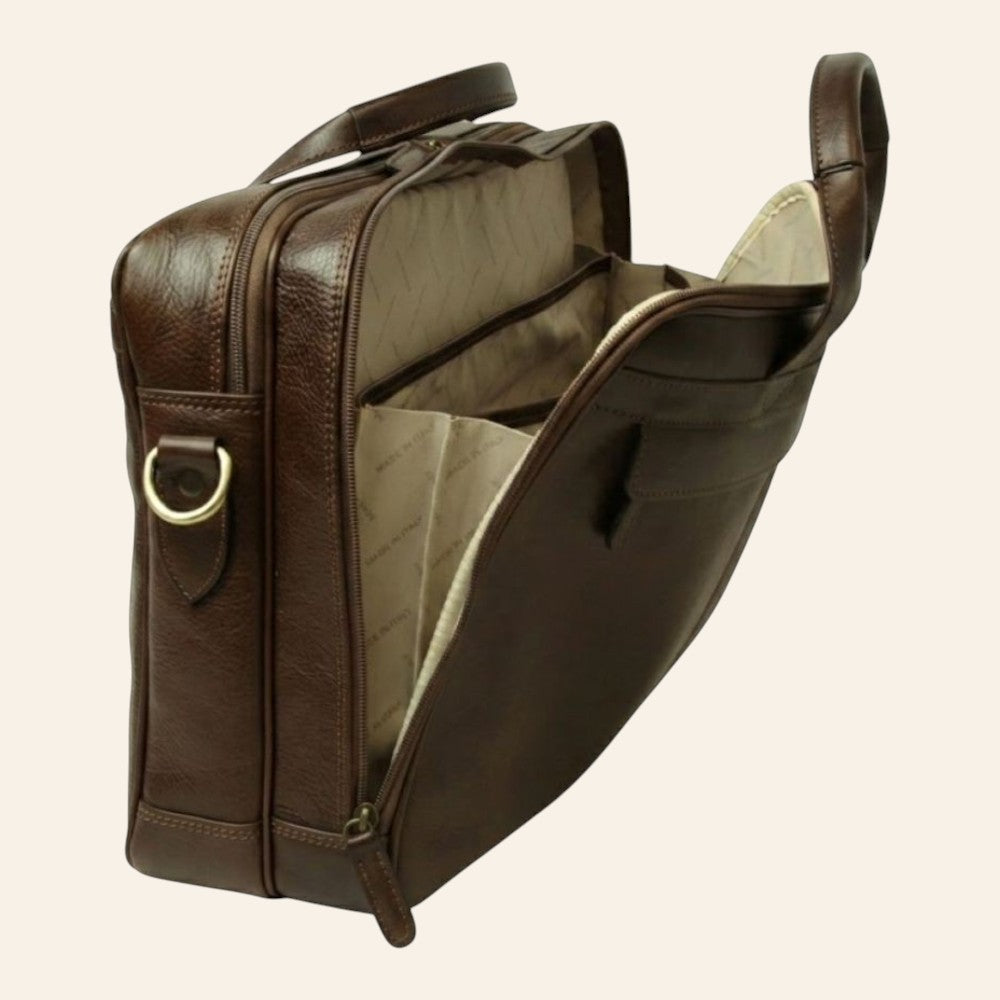 Borsa in pelle scura per laptop, interno visibile e tracolla regolabile