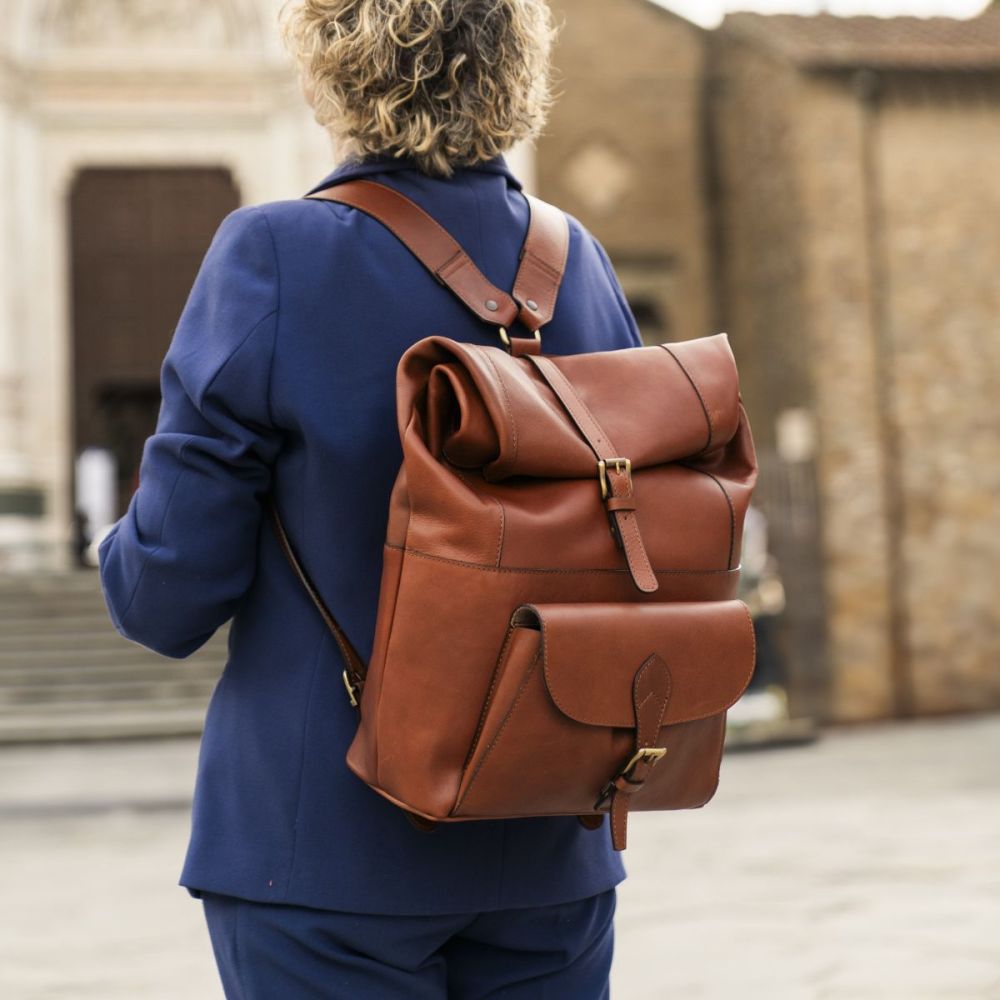 Zaino porta laptop in pelle castagna con pattina frontale, fibbie e spallacci regolabili