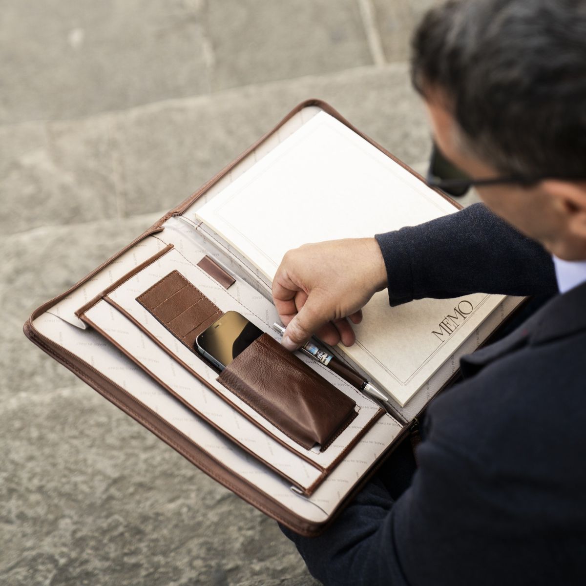 Porta documenti con chiusura con zip. Marrone