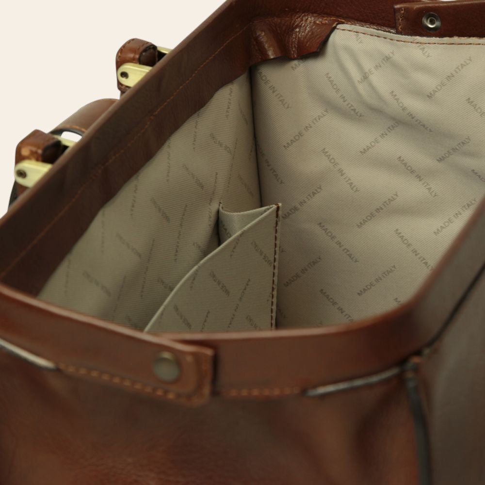 Borsa in pelle marrone aperta, interno con tasche e fodera chiara