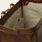 Borsa in pelle marrone aperta, interno con tasche e fodera chiara