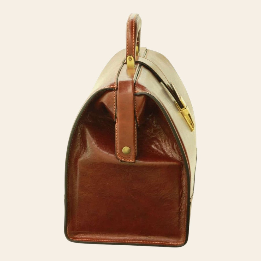 Borsa in pelle marrone con maniglia superiore e fibbia dorata