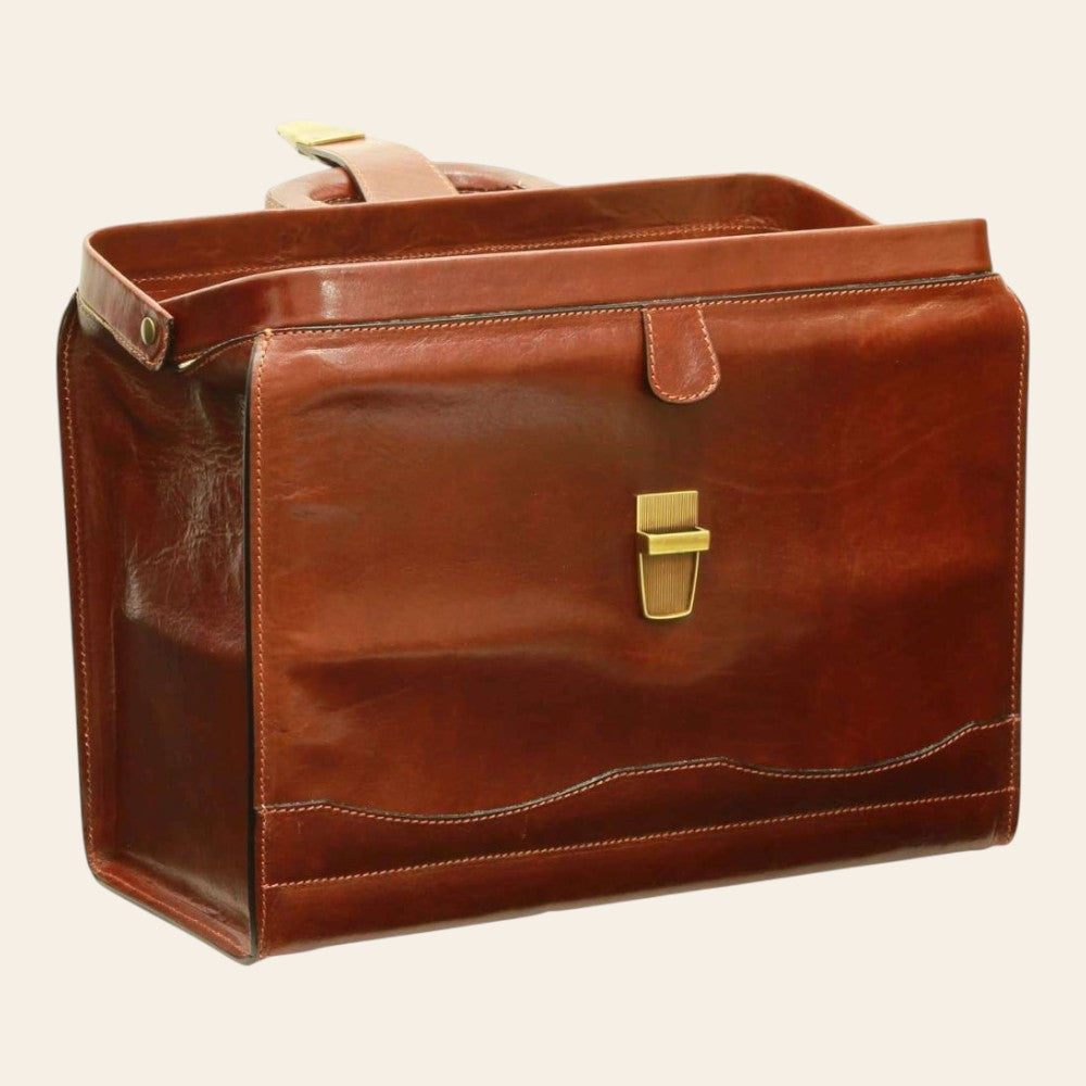 Borsa in pelle marrone con tracolla regolabile e fibbia centrale dorata