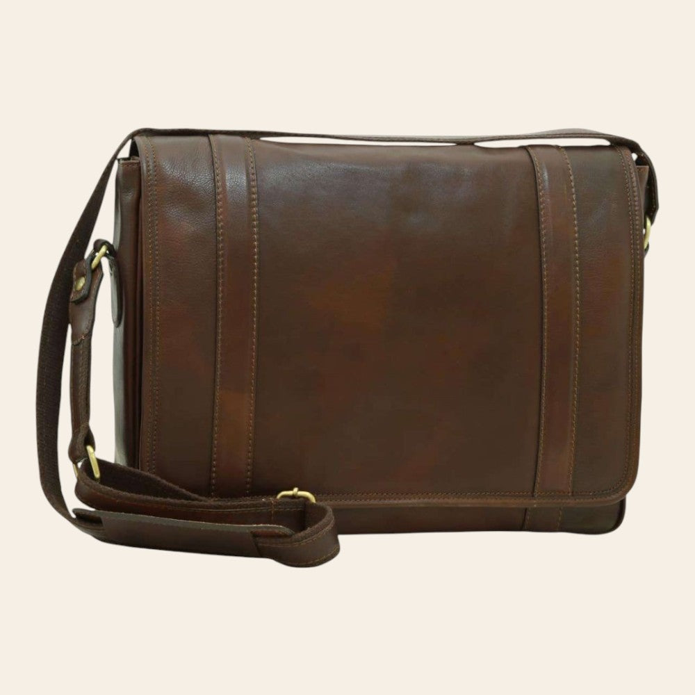 Borsa messenger in vitello marrone scuro con patta e tracolla in cuoio, cuciture verticali