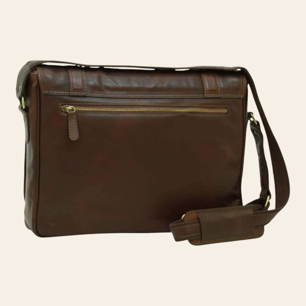 Borsa messenger in vitello marrone scuro con patta frontale e zip centrale