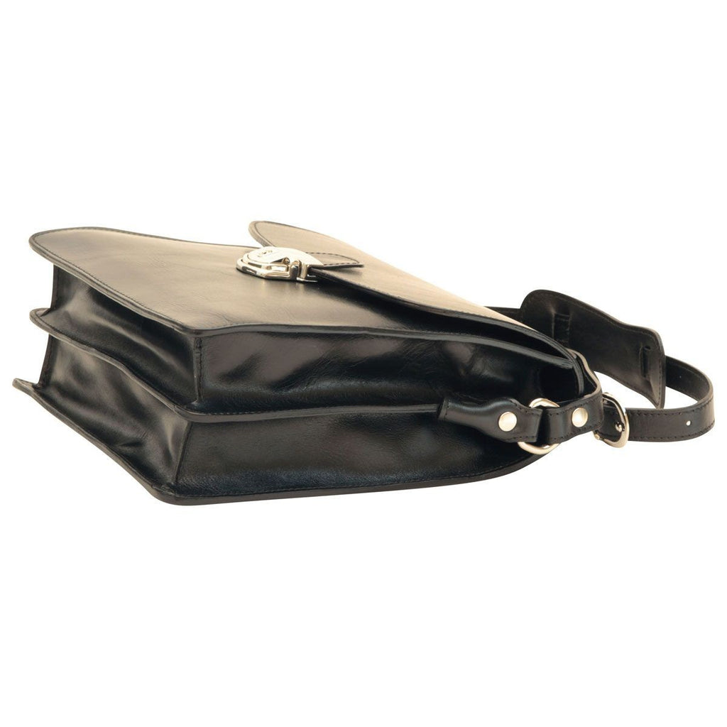 Borsa tracolla in pelle nera vista laterale, patta superiore con chiusura metallica.