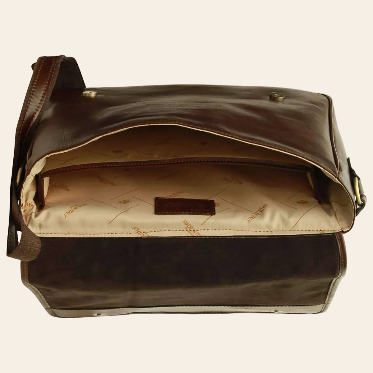 Borsa messenger Old Angler in vitello marrone, interno chiaro, patta frontale