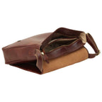 Borsa messenger in pelle marrone vista interna, fodera chiara e cerniera
