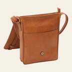 Borsa messenger in vitello marrone con patta e chiusura a bottone sul retro