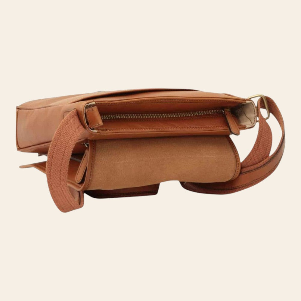 Borsa messenger in vitello marrone con tasca interna e zip superiore, tracolla laterale