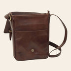 Borsa messenger marrone scuro con pattina frontale e chiusura a bottone, tracolla
