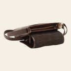 Borsa messenger marrone scuro vista laterale con zip superiore e interno visibile