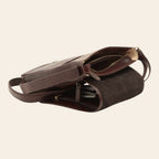 Borsa messenger marrone scuro vista laterale con interno visibile e tracolla