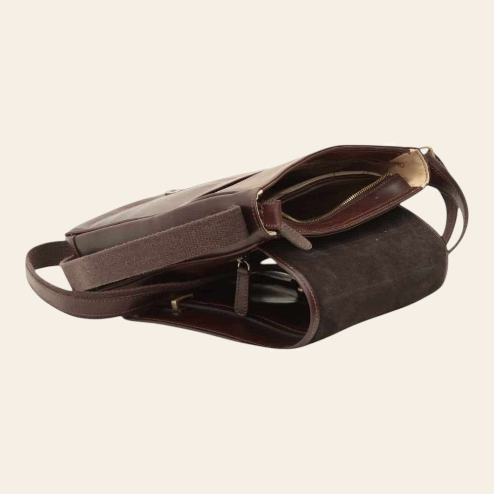 Borsa messenger marrone scuro vista laterale con interno visibile e tracolla