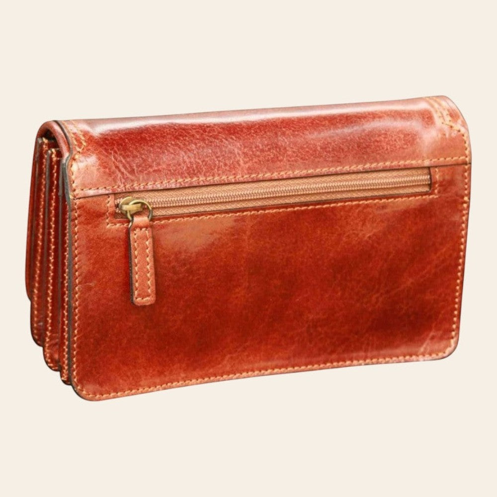 Pochette in pelle marrone con cerniera superiore e tasca anteriore