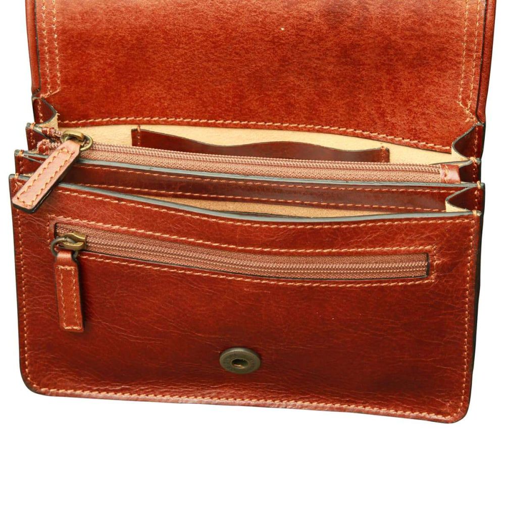 Pochette in pelle marrone aperta con più zip e tasca interna