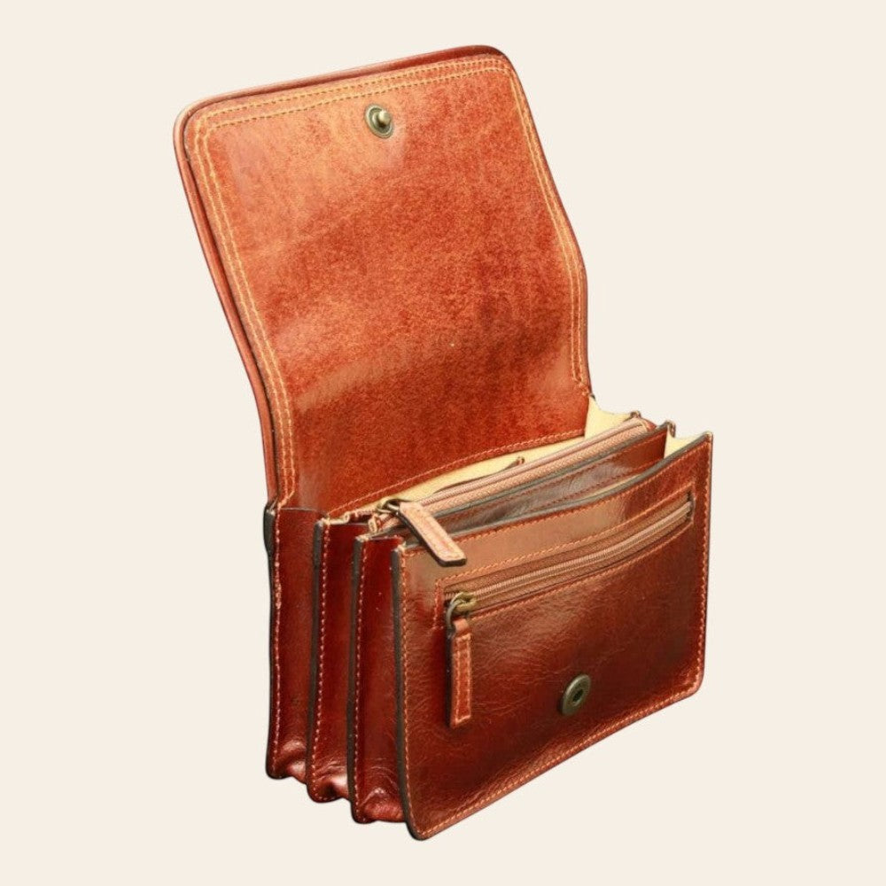Pochette in pelle marrone con patta frontale e due cerniere