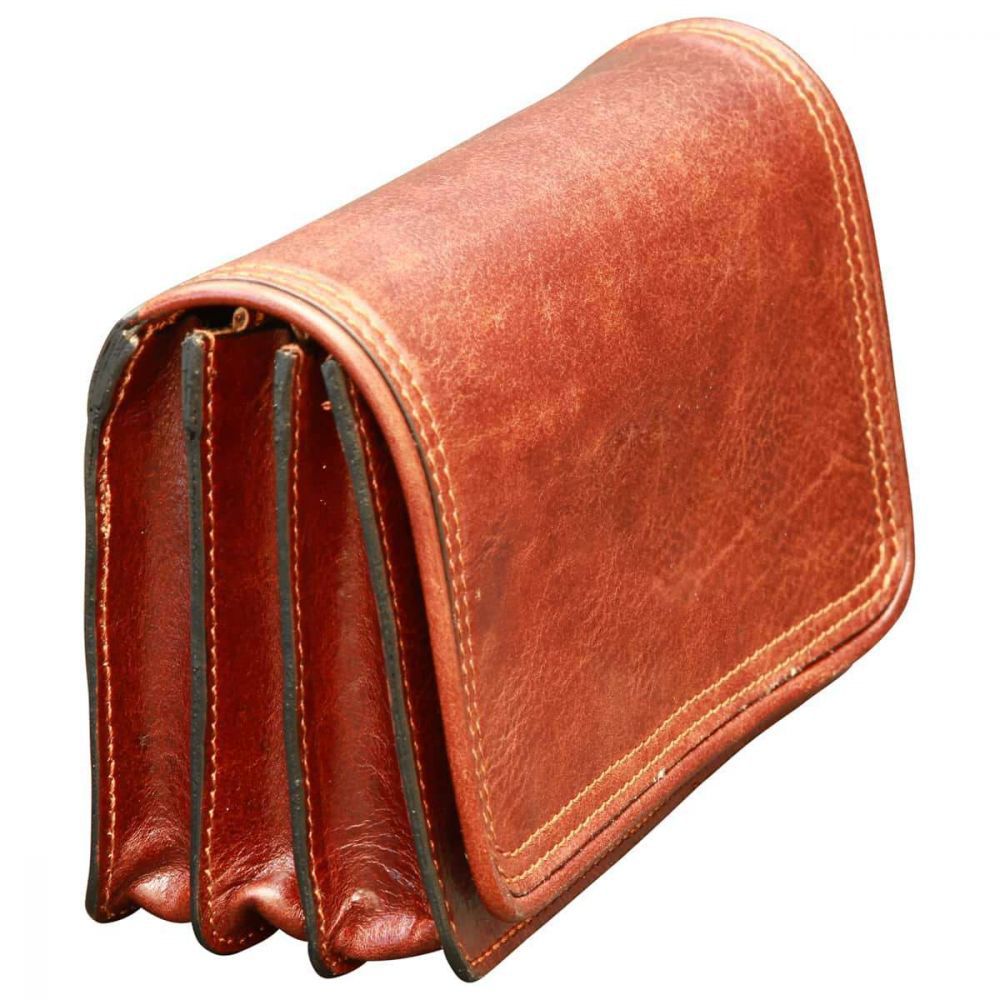 Pochette in pelle marrone con chiusura a patta e scomparti interni con zip